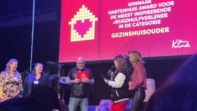 Gezinshuisouder Lukas Pinkse neemt Hartenhuis Award in ontvangst